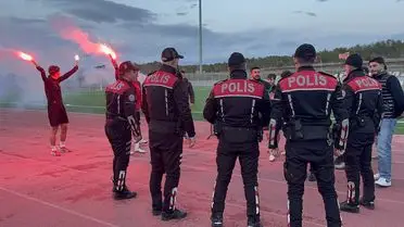 Amatör futbol takımı oyuncuları pastayı keserken