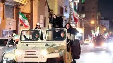 Silah taşıyan kadınların geçit yaptığı an