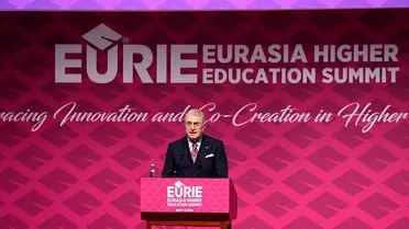 Zirve salonunda konuşma yapan temsilci