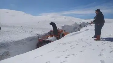 Kar temizleme ekiplerinin Kağızman‑Ağrı yolunda çalışması