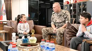 Polis Haftası etkinliği sırasında LÖSEV temsilcileri