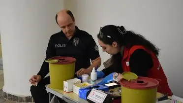 Kan bağışı yapan emniyet personeli