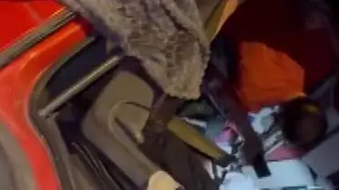 Kaza sonrası temizlik çalışmaları ve trafik kontrolü