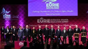 Zirve sahnesinde konuşma yapan YÖK Başkanı