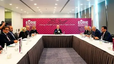 Zirve sırasında yapılan görüşme