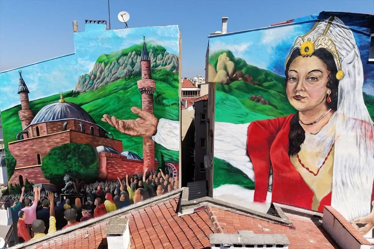 Manisa Festivali'nde Hafsa Sultan'ı Anlatan Çarpıcı Mural