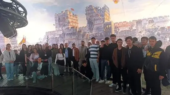 Öğrenciler tarihi mekanları inceliyor
