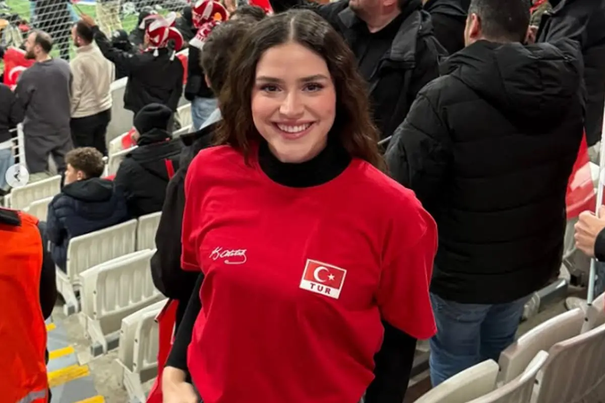 Ayşe Yüksel’in Aile Fotoğrafındaki Şaşırtıcı Benzerlik Sosyal Medyada Gündem Oldu