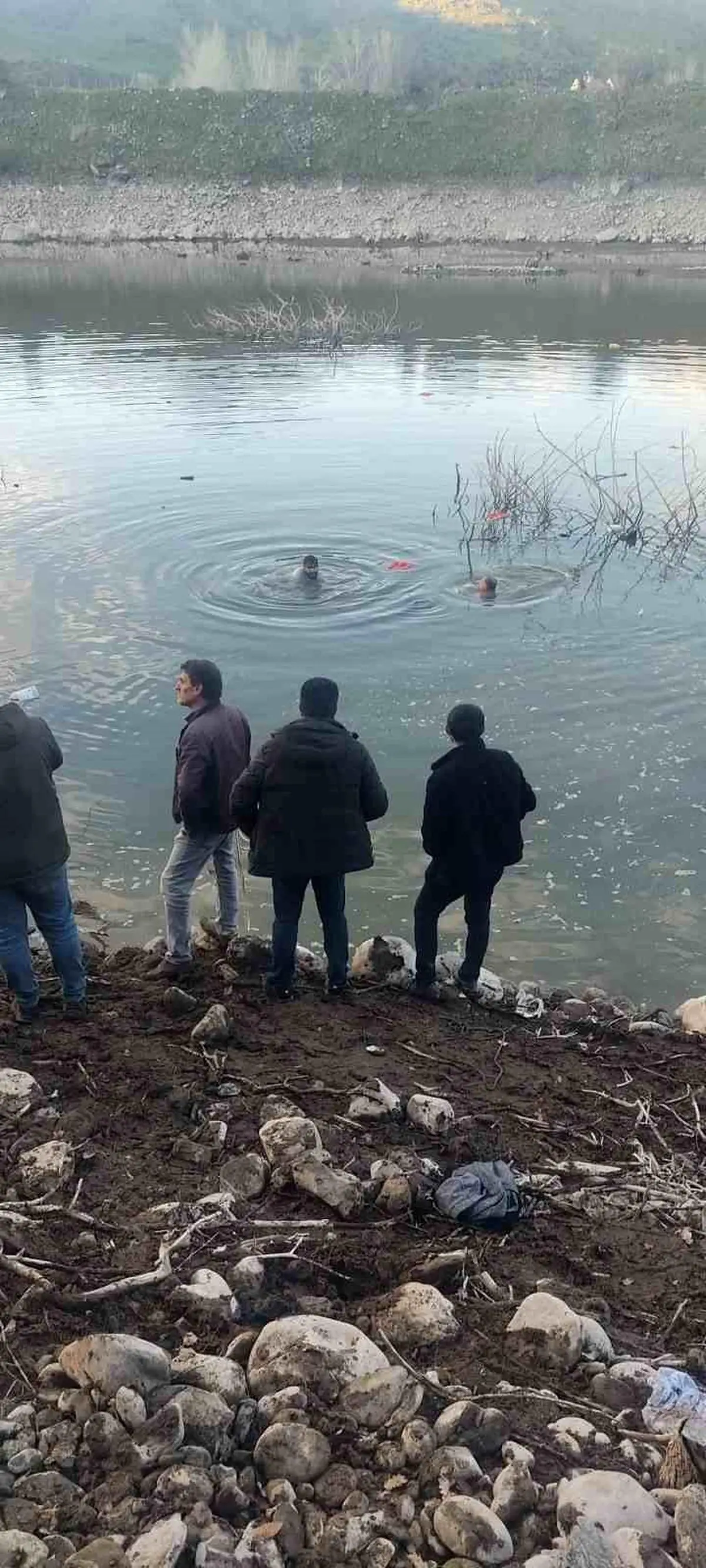 Karakoçan’da Kontrol Kaybı: Araç Baraj Gölüne Düştü