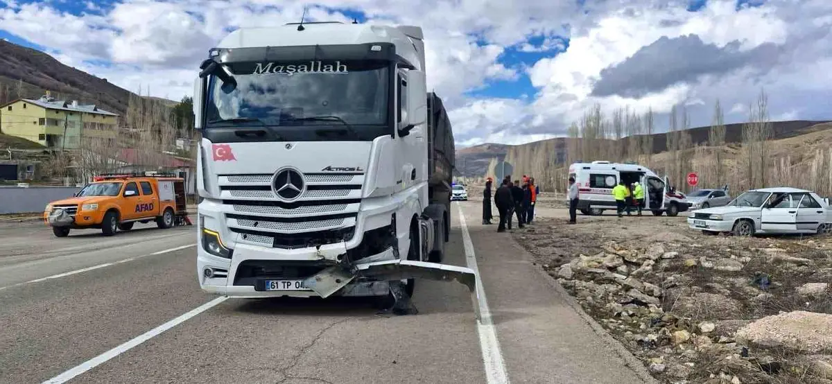 Bayburt'ta Tır Çarpması Sonrası 3 Yaralı: Detaylar ve İlk Yardım