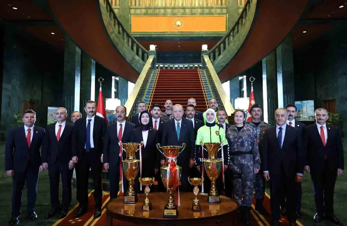 Erdoğan, Türk Polis Teşkilatı’nın 181. Yıl Dönümünü Cumhurbaşkanlığı Koruma Hizmetleri Personeliyle Karşıladı