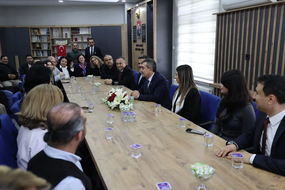 Milli Eğitim Bakanı Tekin, Gaziantep’te Cemevi Ziyaretiyle Birlik Mesajı Verdi