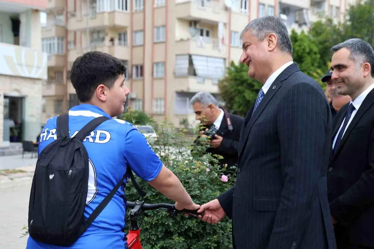 Vali Yavuz, Kozan’da Vatandaş ve Öğrencilerle Sorunları Dinledi