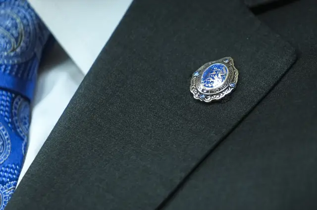 Bahçeli’nin rozetine yakın plan