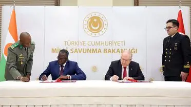 Toplantı anı: Yaşar Güler ve Mody protokolü imzalıyor