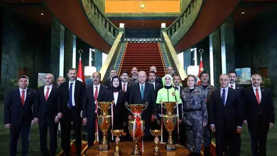 Erdoğan, Türk Polis Teşkilatı’nın 181. Yıl Dönümünü Cumhurbaşkanlığı Koruma Hizmetleri Personeliyle Karşıladı