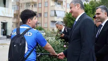 Vali Yavuz Kozan’da vatandaşlarla bir arada