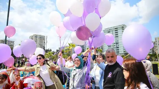Etkinlikte kullanılan mor balonlar