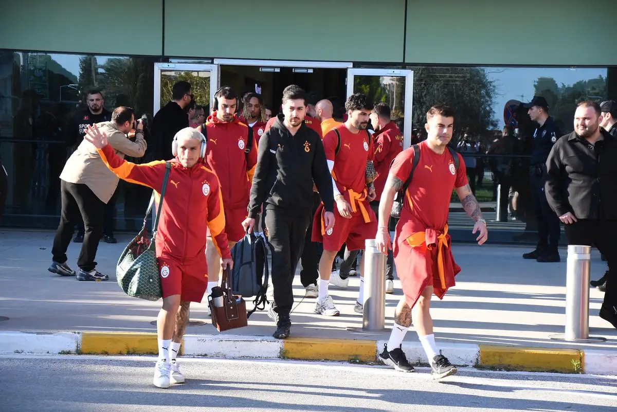 Galatasaray İzmir'de Göztepe Maçına Hazır: Taraftarlar Coşkuyla Karşıladı
