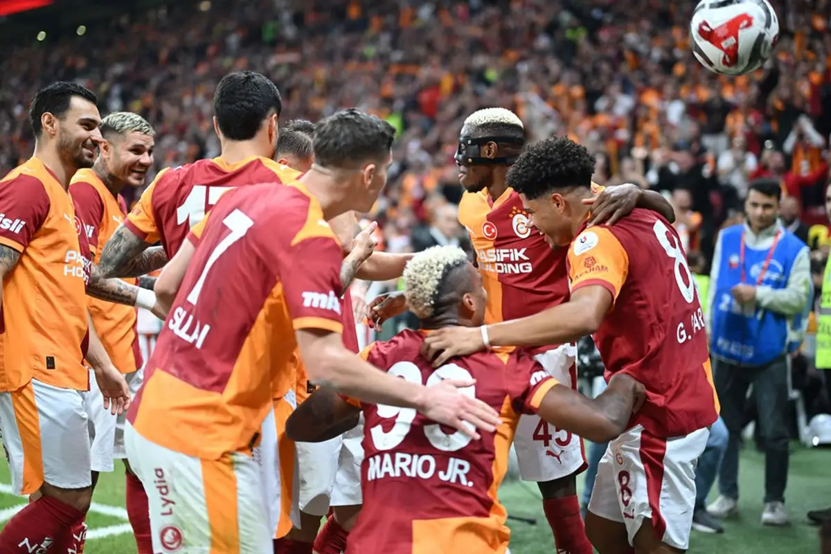 Galatasaray İzmir'e Gitti: Kamp Kadrosunda Sürpriz Bir İsim ve Destek Gösterisi