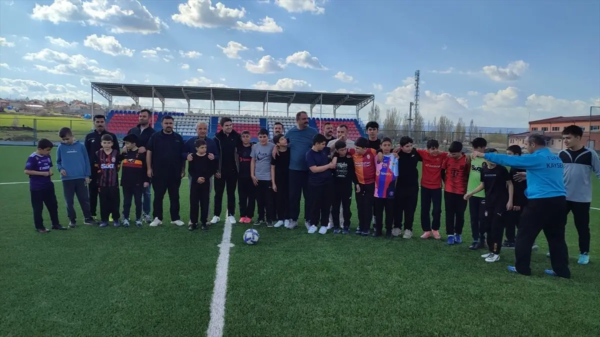 Sarıoğlan’da Ortaokul Öğrencileri Dostluk Maçı 2-2 Berabere Kaldı