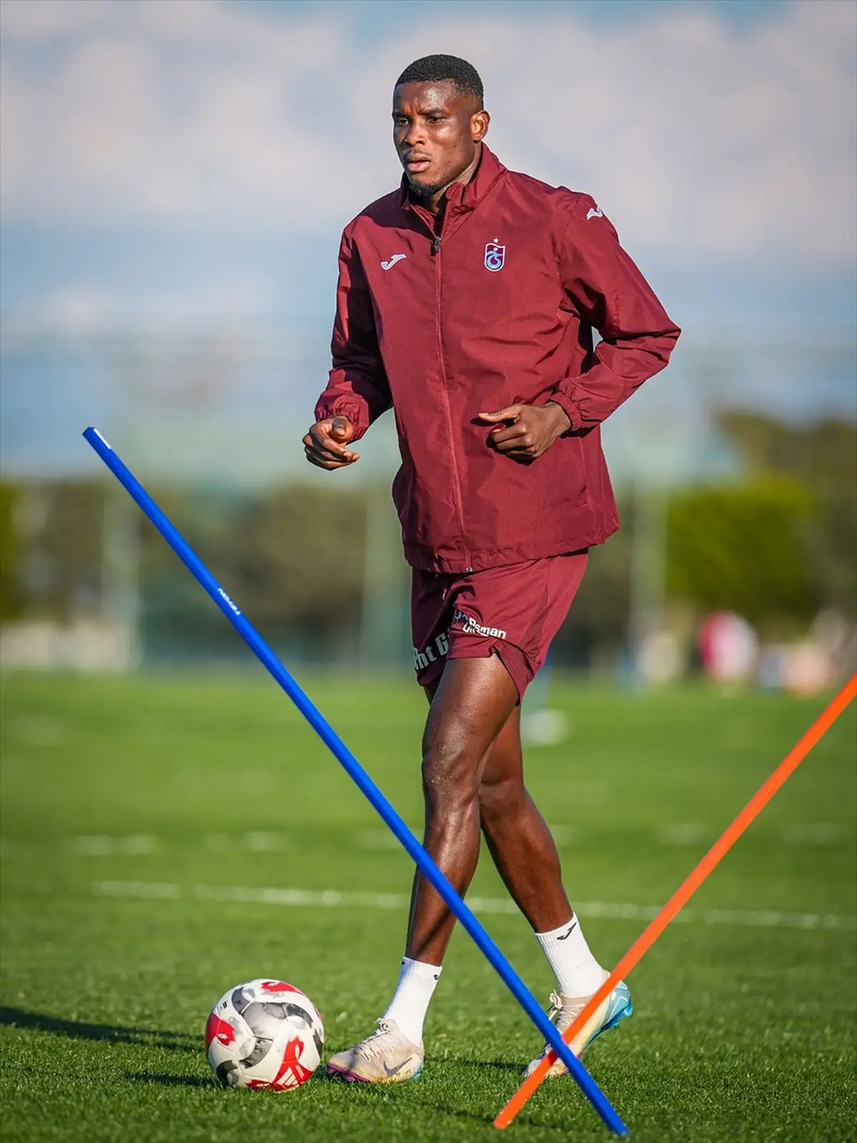 Trabzonspor, Alanyaspor Maçına Hazırlıklarını Tamamladı: Oulai'nin Doğum Günü Kutlandı