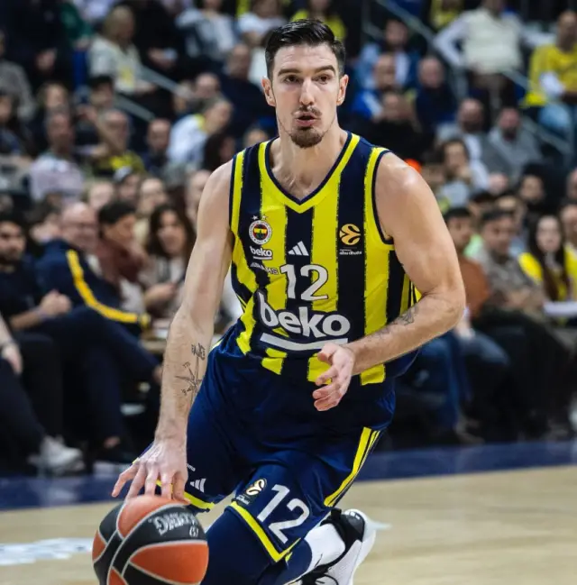 Nando De Colo maçta atak yaparken
