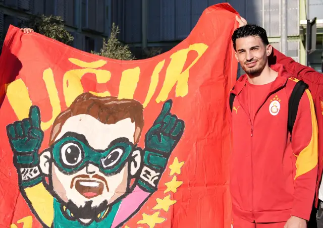 Uğurcan Çakır taraftarla etkileşimde