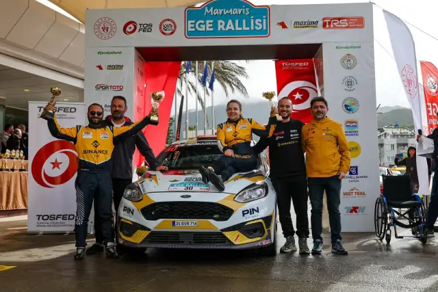 Binance logosu ve sponsor tabelası