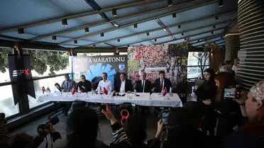 Maraton yolunda koşucular