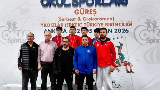 Anzor Yasin güreş sahasında mücadele ederken