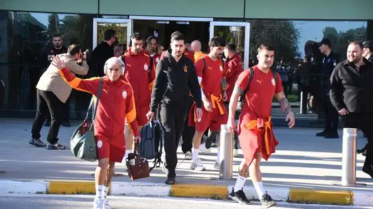 Galatasaray İzmir'de Göztepe Maçına Hazır: Taraftarlar Coşkuyla Karşıladı