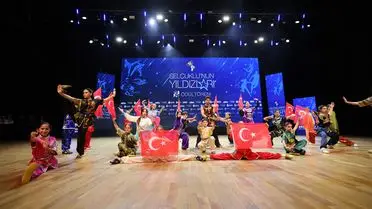 Ödül töreninde madalya alan sporcular