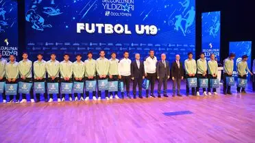 Ödül töreninde sahneye çıkan sporcular