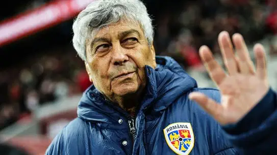 Lucescu Galatasaray formasıyla taktik anlatıyor