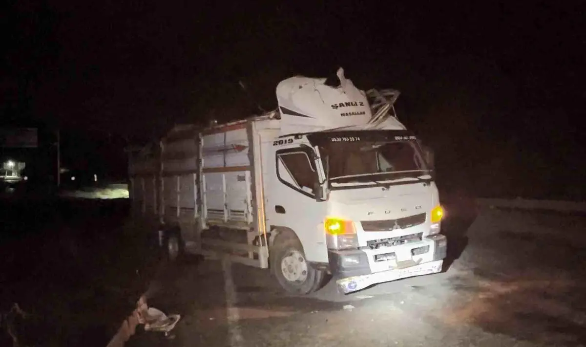 Alaca’da Hafif Ticari Araç Kamyona Çarptı: 3 Yaralı