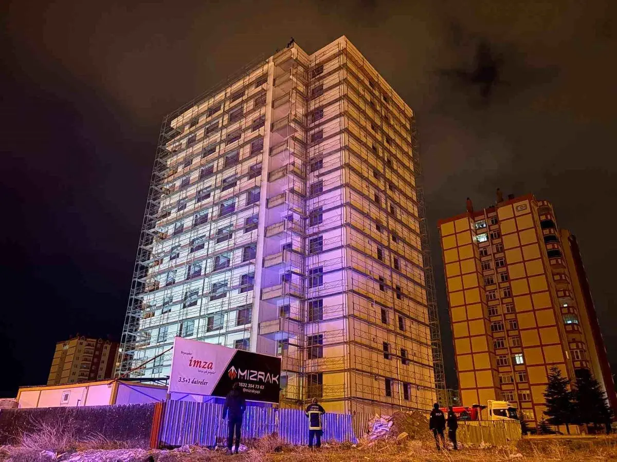 Kayseri'de 14 Katlı Bina Çatısına Çıkan Kişi 3 Saatte İkna Edildi