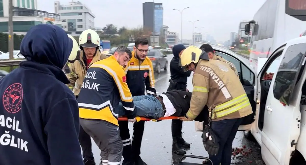 Maltepe'de Minibüs Çarpması: Şoför Hafif Yaralı