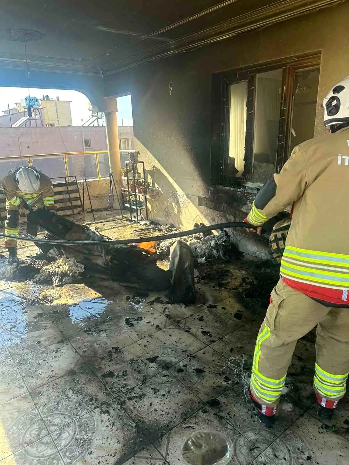 Reyhanlı’da Balkon Yangını Hızlı Müdahale ile Söndürüldü