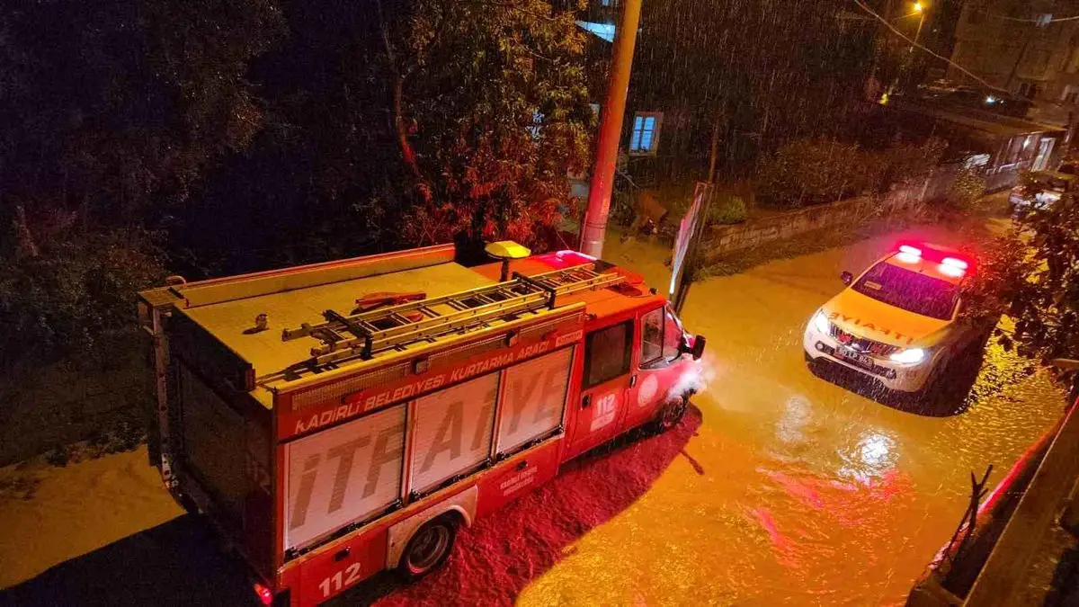 Kadirli'de Sel Felaketi: Savrun Çayı Taştı, Araçlar ve Vatandaşlar Mahsur Kaldı