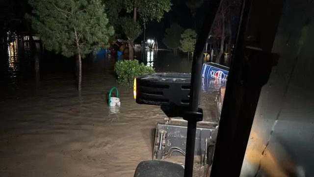 Sel sonrası hasar görmüş yol