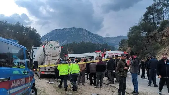 Antalya‑İsparta Karayolunda Minibüs‑Beton Mikser Çarpışması: 7 Ölü, 7 Yaralı