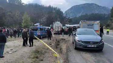 Antalya‑İsparta Karayolunda 7 İşçinin Hayatı Kayıp Oldu: Minibüs ve Beton Mikseri Çarpıştı