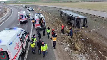 Aksaray Otoyolunda Yolcu Otobüsü Devrildi: 23 Kişi Yaralandı