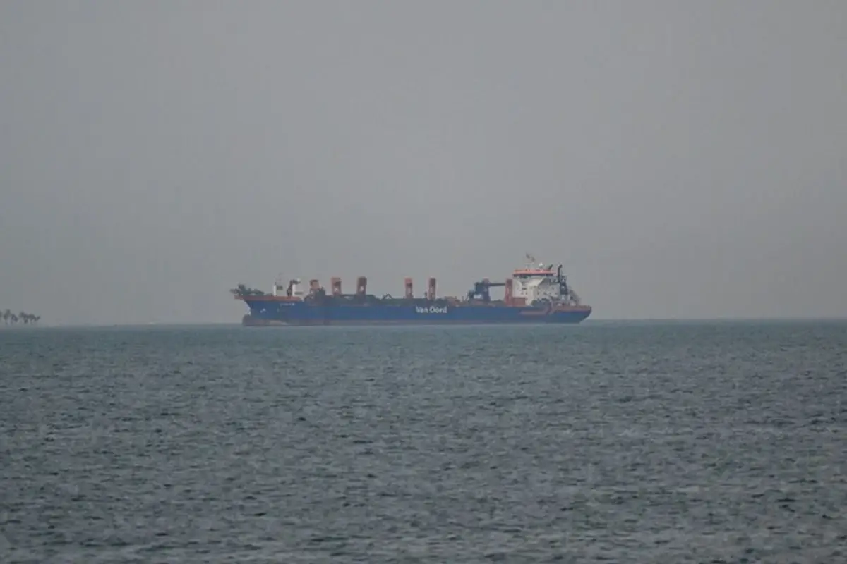 Hürmüz Boğazı’nda İlk Gemiler Geçti: ABD-İran Ateşkesinin İlk İşareti