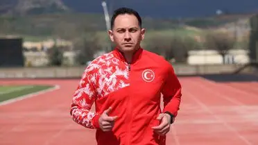 Gökhan Uluman pistte koşarken