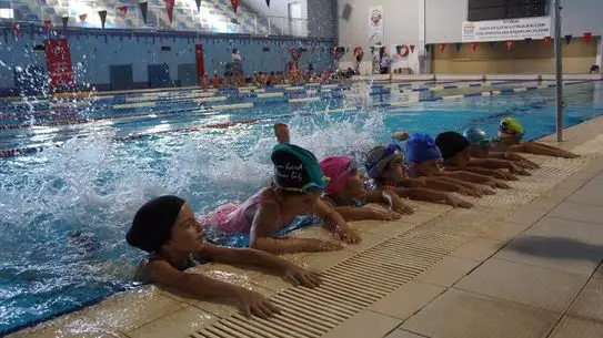 Marmaris’te Yarı Olimpik Havuz Kapatıldı: Bakım Maliyetleri ve Sağlık Endişeleri