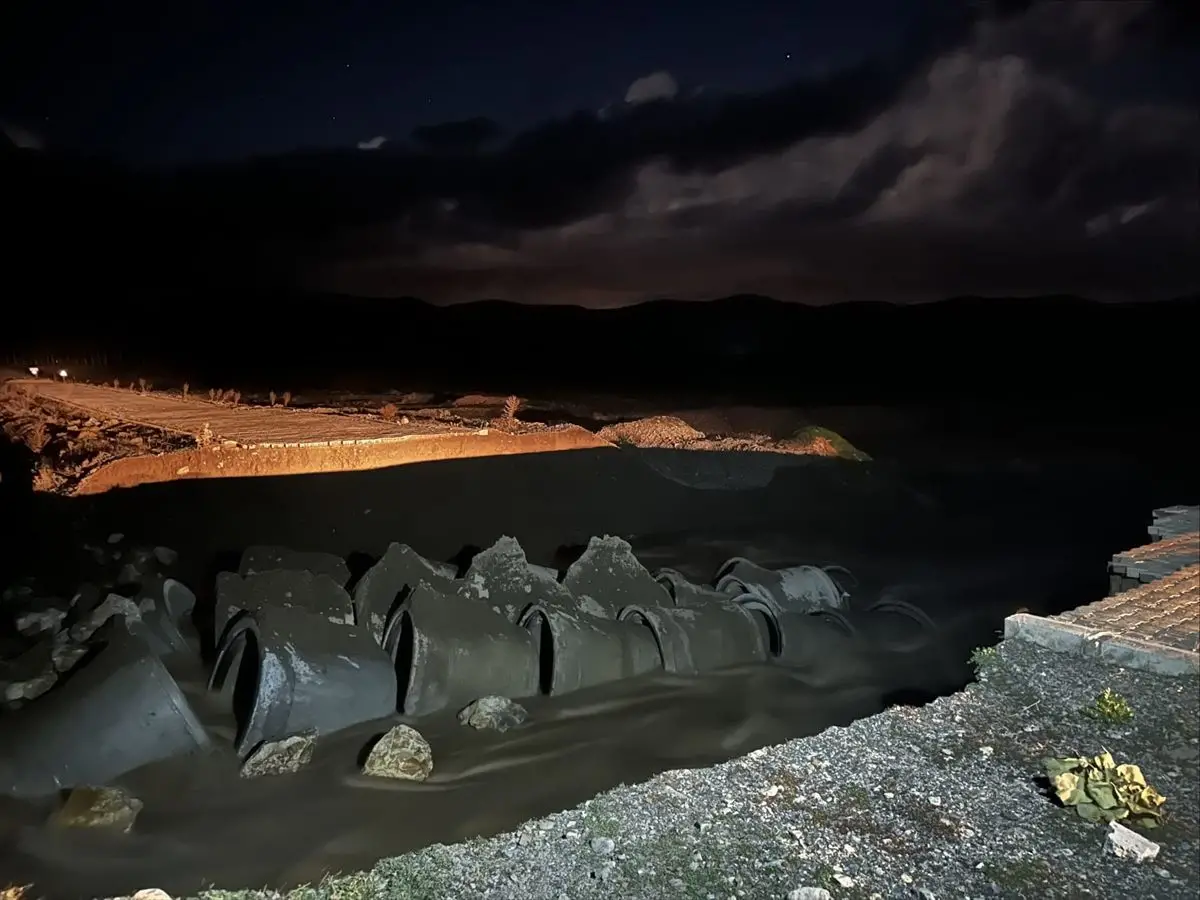 Afyonkarahisar’da Şiddetli Sağanak Sonrası Sandıklı Yolu Kapandı