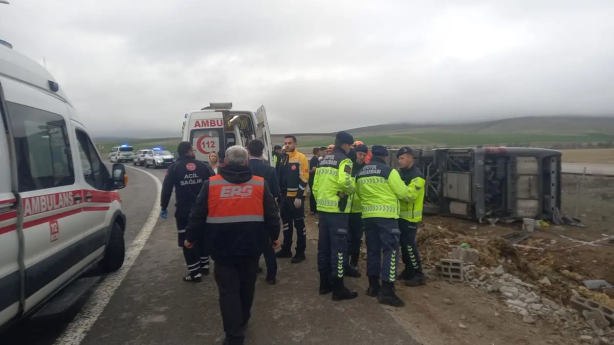 Aksaray’da Tur Otobüsü Devrildi: 20 Yaralı, Acil Müdahale