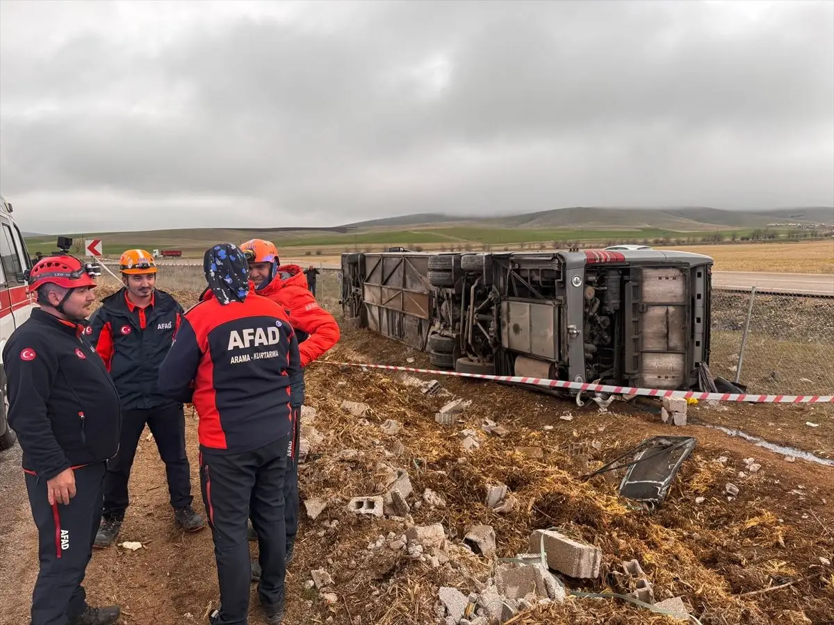 Aksaray’da Tur Otobüsü Kaza Yaptı: 15 Kişi Yaralı